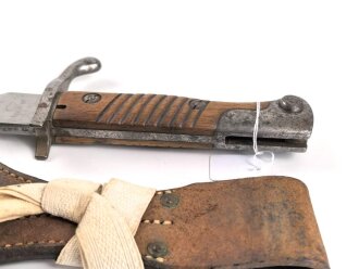 1.Weltkrieg, Seitengewehr Modell 1898/05 alter Art in Stahlblechscheide. Preussische Abnahme von 1915, im Koppelschuh mit Troddel. Guter Gesamtzustand
