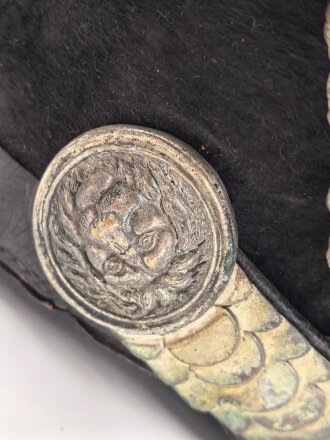Bayern, Tschako für Landwehr Modell 1825. Der Deckel aus Blech, der silberne Kordon unvollständig. Innenfutter fehlt, sonst guter Gesamtzustand.