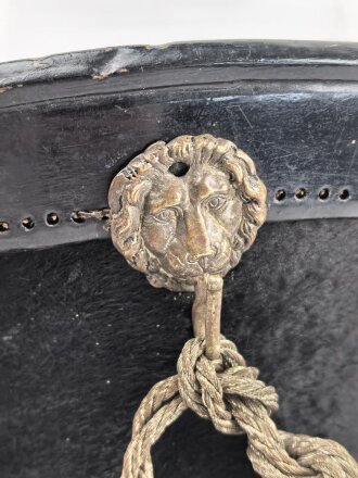 Bayern, Tschako für Landwehr Modell 1825. Der Deckel aus Blech, der silberne Kordon unvollständig. Innenfutter fehlt, sonst guter Gesamtzustand.