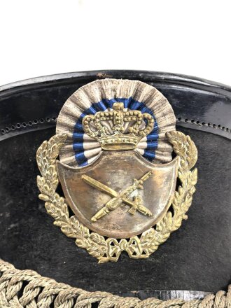 Bayern, Tschako für Landwehr Modell 1825. Der Deckel aus Blech, der silberne Kordon unvollständig. Innenfutter fehlt, sonst guter Gesamtzustand.
