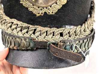Bayern, Tschako für Landwehr Modell 1825. Der Deckel aus Blech, der silberne Kordon unvollständig. Innenfutter fehlt, sonst guter Gesamtzustand.