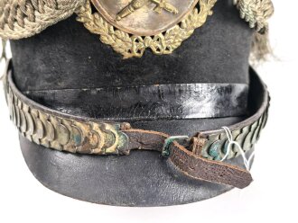 Bayern, Tschako für Landwehr Modell 1825. Der Deckel aus Blech, der silberne Kordon unvollständig. Innenfutter fehlt, sonst guter Gesamtzustand.