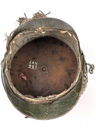 Bayern, Tschako für Landwehr Modell 1825. Der Deckel aus Blech, der silberne Kordon unvollständig. Innenfutter fehlt, sonst guter Gesamtzustand.