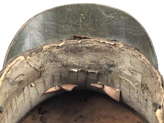 Bayern, Tschako für Landwehr Modell 1825. Der Deckel aus Blech, der silberne Kordon unvollständig. Innenfutter fehlt, sonst guter Gesamtzustand.