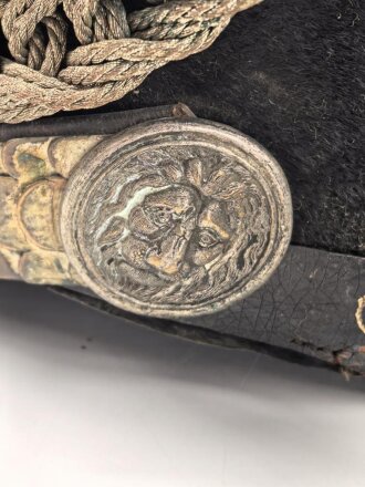 Bayern, Tschako für Landwehr Modell 1825. Der Deckel aus Blech, der silberne Kordon unvollständig. Innenfutter fehlt, sonst guter Gesamtzustand.