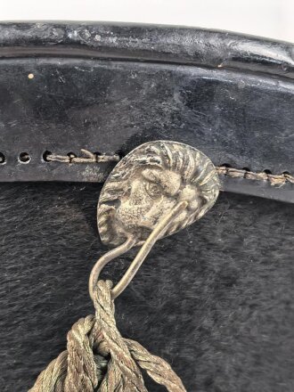 Bayern, Tschako für Landwehr Modell 1825. Der Deckel aus Blech, der silberne Kordon unvollständig. Innenfutter fehlt, sonst guter Gesamtzustand.