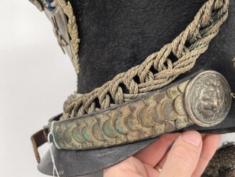 Bayern, Tschako für Landwehr Modell 1825. Der Deckel aus Blech, der silberne Kordon unvollständig. Innenfutter fehlt, sonst guter Gesamtzustand.