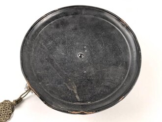 Bayern, Tschako für Landwehr Modell 1825. Der Deckel aus Blech, der silberne Kordon unvollständig. Innenfutter fehlt, sonst guter Gesamtzustand.