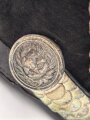 Bayern, Tschako für Landwehr Modell 1825. Der Deckel aus Blech, der silberne Kordon unvollständig. Innenfutter fehlt, sonst guter Gesamtzustand.