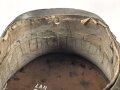 Bayern, Tschako für Landwehr Modell 1825. Der Deckel aus Blech, der silberne Kordon unvollständig. Innenfutter fehlt, sonst guter Gesamtzustand.
