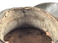 Bayern, Tschako für Landwehr Modell 1825. Der Deckel aus Blech, der silberne Kordon unvollständig. Innenfutter fehlt, sonst guter Gesamtzustand.