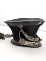 Bayern, Tschako für Landwehr Modell 1825. Der Deckel aus Blech, der silberne Kordon unvollständig. Innenfutter fehlt, sonst guter Gesamtzustand.