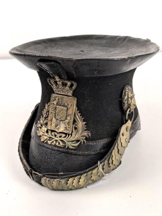 Bayern Landwehrtschako, Übergangsmodell 1850 mit Emblem des Bürgerwehrhelm M1850. Der Deckel vorne gebrochen, sonst guter Gesamtzustand