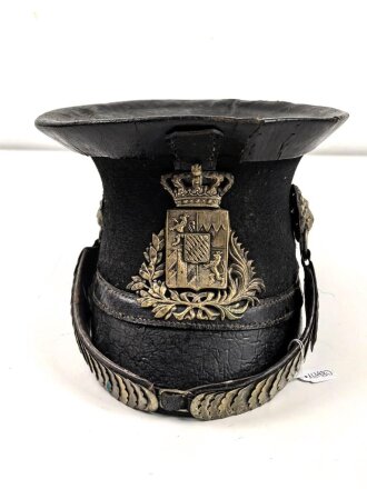Bayern Landwehrtschako, Übergangsmodell 1850 mit Emblem des Bürgerwehrhelm M1850. Der Deckel vorne gebrochen, sonst guter Gesamtzustand