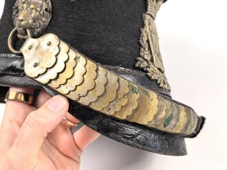 Bayern Landwehrtschako, Übergangsmodell 1850 mit Emblem des Bürgerwehrhelm M1850. Der Deckel vorne gebrochen, sonst guter Gesamtzustand