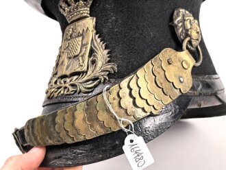 Bayern Landwehrtschako, Übergangsmodell 1850 mit Emblem des Bürgerwehrhelm M1850. Der Deckel vorne gebrochen, sonst guter Gesamtzustand
