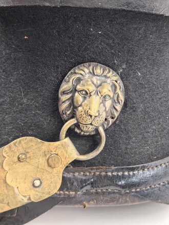 Bayern Landwehrtschako, Übergangsmodell 1850 mit Emblem des Bürgerwehrhelm M1850. Der Deckel vorne gebrochen, sonst guter Gesamtzustand