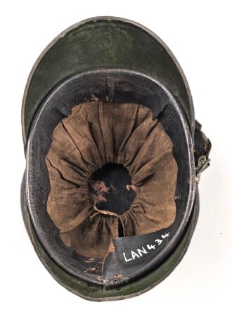 Bayern Landwehrtschako, Übergangsmodell 1850 mit Emblem des Bürgerwehrhelm M1850. Der Deckel vorne gebrochen, sonst guter Gesamtzustand