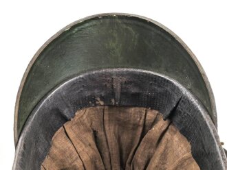Bayern Landwehrtschako, Übergangsmodell 1850 mit Emblem des Bürgerwehrhelm M1850. Der Deckel vorne gebrochen, sonst guter Gesamtzustand