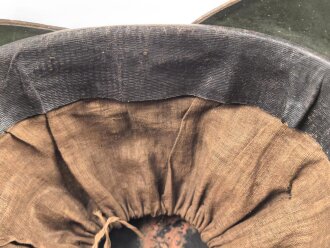 Bayern Landwehrtschako, Übergangsmodell 1850 mit Emblem des Bürgerwehrhelm M1850. Der Deckel vorne gebrochen, sonst guter Gesamtzustand
