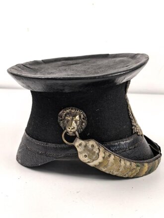 Bayern Landwehrtschako, Übergangsmodell 1850 mit Emblem des Bürgerwehrhelm M1850. Der Deckel vorne gebrochen, sonst guter Gesamtzustand