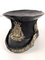 Bayern Landwehrtschako, Übergangsmodell 1850 mit Emblem des Bürgerwehrhelm M1850. Der Deckel vorne gebrochen, sonst guter Gesamtzustand