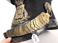 Bayern Landwehrtschako, Übergangsmodell 1850 mit Emblem des Bürgerwehrhelm M1850. Der Deckel vorne gebrochen, sonst guter Gesamtzustand