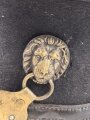 Bayern Landwehrtschako, Übergangsmodell 1850 mit Emblem des Bürgerwehrhelm M1850. Der Deckel vorne gebrochen, sonst guter Gesamtzustand