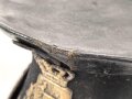 Bayern Landwehrtschako, Übergangsmodell 1850 mit Emblem des Bürgerwehrhelm M1850. Der Deckel vorne gebrochen, sonst guter Gesamtzustand