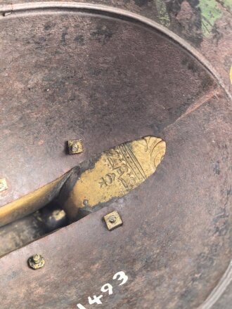 Bayern, Mannschaftshelm für Kürassiere Modell 1842 in der Trageweise ab 1864. Vor langer Zeit  gereinigtes Kammerstück in gutem Gesamtzustand, das Innenfutter fehlt.