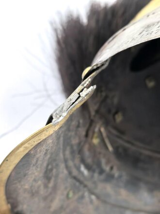 Bayern, Mannschaftshelm für Kürassiere Modell 1842 in der Trageweise ab 1864. Vor langer Zeit  gereinigtes Kammerstück in gutem Gesamtzustand, das Innenfutter fehlt.