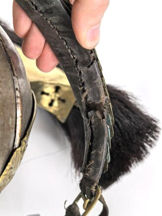 Bayern, Mannschaftshelm für Kürassiere Modell 1842 in der Trageweise ab 1864. Vor langer Zeit  gereinigtes Kammerstück in gutem Gesamtzustand, das Innenfutter fehlt.