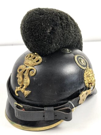 Bayern, Raupenhelm Modell 1868 für Mannschaften der Infanterie. Die originale Webpelzraupe mit kleinem Mottenschaden, sonst guter Gesamtzustand