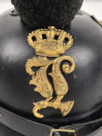 Bayern, Raupenhelm Modell 1868 für Mannschaften der Infanterie. Die originale Webpelzraupe mit kleinem Mottenschaden, sonst guter Gesamtzustand