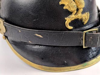 Bayern, Raupenhelm Modell 1868 für Mannschaften der Infanterie. Die originale Webpelzraupe mit kleinem Mottenschaden, sonst guter Gesamtzustand