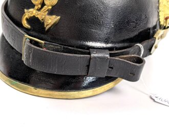 Bayern, Raupenhelm Modell 1868 für Mannschaften der Infanterie. Die originale Webpelzraupe mit kleinem Mottenschaden, sonst guter Gesamtzustand