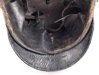 Bayern, Raupenhelm Modell 1868 für Mannschaften der Infanterie. Die originale Webpelzraupe mit kleinem Mottenschaden, sonst guter Gesamtzustand
