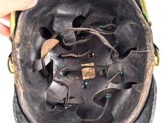 Bayern, Raupenhelm Modell 1868 für Mannschaften der Infanterie. Die originale Webpelzraupe mit kleinem Mottenschaden, sonst guter Gesamtzustand
