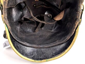Bayern, Raupenhelm Modell 1868 für Mannschaften der Infanterie. Die originale Webpelzraupe mit kleinem Mottenschaden, sonst guter Gesamtzustand