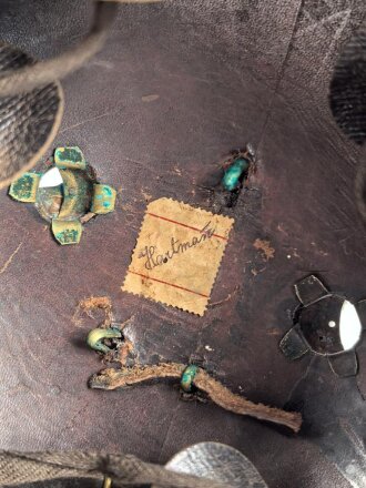 Bayern, Raupenhelm Modell 1868 für Mannschaften der Infanterie. Die originale Webpelzraupe mit kleinem Mottenschaden, sonst guter Gesamtzustand