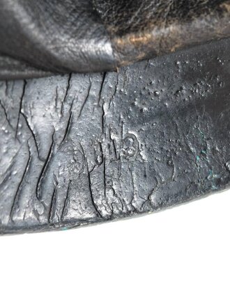 Bayern, Raupenhelm Modell 1868 für Mannschaften der Infanterie. Die originale Webpelzraupe mit kleinem Mottenschaden, sonst guter Gesamtzustand