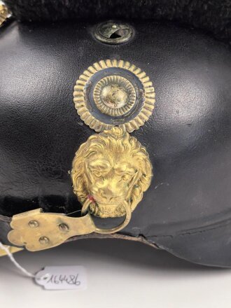 Bayern, Raupenhelm Modell 1868 für Mannschaften der Infanterie. Die originale Webpelzraupe mit kleinem Mottenschaden, sonst guter Gesamtzustand