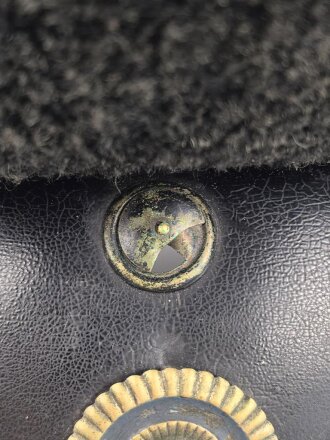 Bayern, Raupenhelm Modell 1868 für Mannschaften der Infanterie. Die originale Webpelzraupe mit kleinem Mottenschaden, sonst guter Gesamtzustand
