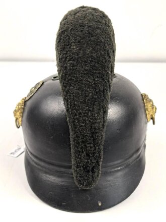 Bayern, Raupenhelm Modell 1868 für Mannschaften der Infanterie. Die originale Webpelzraupe mit kleinem Mottenschaden, sonst guter Gesamtzustand