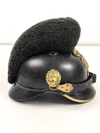 Bayern, Raupenhelm Modell 1868 für Mannschaften der Infanterie. Die originale Webpelzraupe mit kleinem Mottenschaden, sonst guter Gesamtzustand