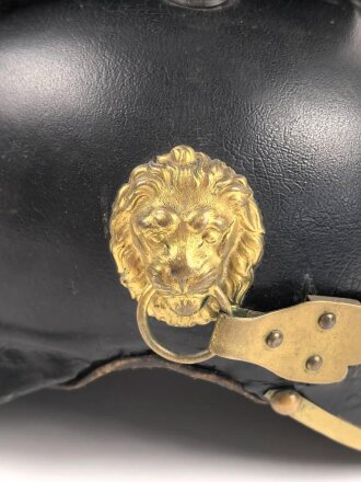 Bayern, Raupenhelm Modell 1868 für Mannschaften der Infanterie. Die originale Webpelzraupe mit kleinem Mottenschaden, sonst guter Gesamtzustand