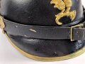 Bayern, Raupenhelm Modell 1868 für Mannschaften der Infanterie. Die originale Webpelzraupe mit kleinem Mottenschaden, sonst guter Gesamtzustand