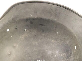 Heer, Stahlhelmglocke Modell 1935. Apfelgrüner, gedunkelter Originallack, das Hakenkreuz im unteren Bereich wie der Rest des Abzeichens fehlend. Hersteller Q64