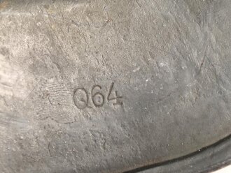 Heer, Stahlhelmglocke Modell 1935. Apfelgrüner, gedunkelter Originallack, das Hakenkreuz im unteren Bereich wie der Rest des Abzeichens fehlend. Hersteller Q64