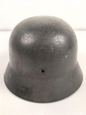 Heer, Stahlhelmglocke Modell 1935. Apfelgrüner, gedunkelter Originallack, das Hakenkreuz im unteren Bereich wie der Rest des Abzeichens fehlend. Hersteller Q64